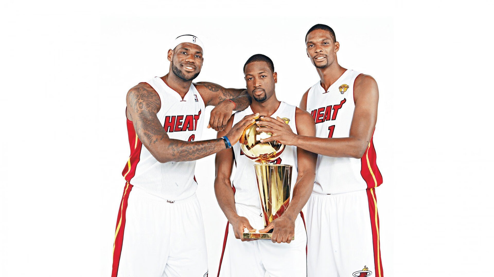 两大豪门爆发冲突！球员推搡主帅画面疯传